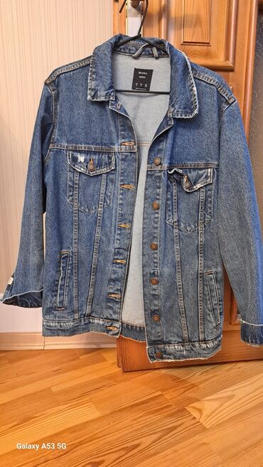 cins pencekler 2022: Джинсовая куртка, Bershka, S