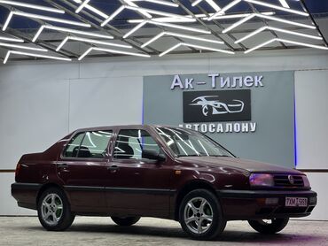 Volkswagen: Автомобиль Volkswagen Vento в кузове седан бордового цвета. 1995 1.8