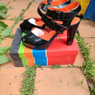 Босоножки, сандалии, шлепанцы: Распродажа новой обуви ( Обувь фабричная качестванная,на праздник — 10