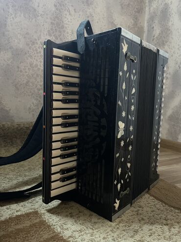 Gitaralar: Qarmon, Yeni, Ünvandan götürmə