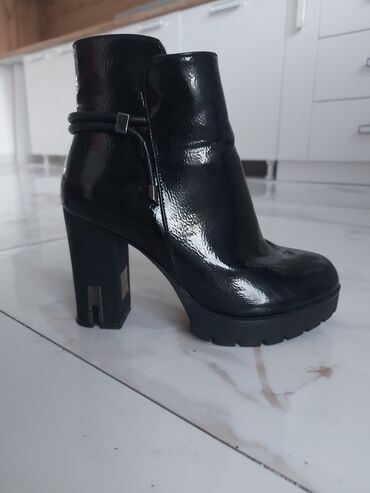 Personal Items: Boots, 37