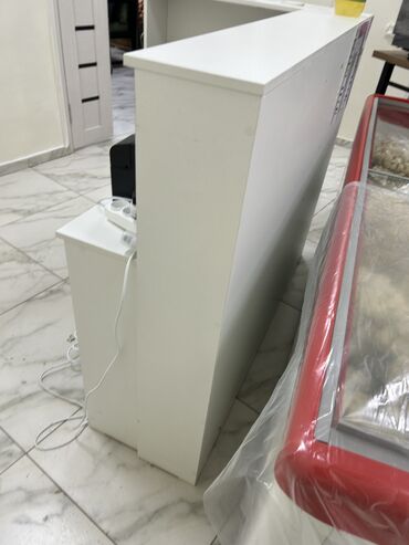 мебель белая: Ресепшен 
120 высота 
140 ширина
Новая 
Цена: 10000