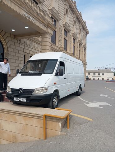 mersedes beyni: Mercedes-Benz Sprinter markalı ağ rəngli yük avtomobili. Geniş yük