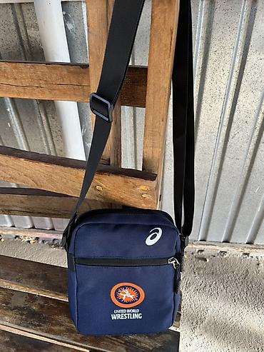 барсетки через плечо: ( 4 сумки )Всё стоит 2.200 Сом В это входит Tommy Hilfiger экокожа — 7