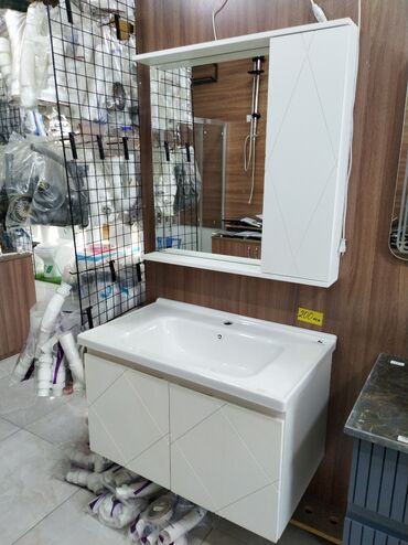 Hamam üçün nəzərdə tutulmuş bu mebel dəsti lavabo və güzgülü şkafdan