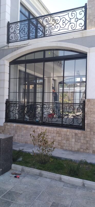 Çəngəllər: Məhsul/xidmət: Panoram şüşəli fasad və dəmir barmaqlıq