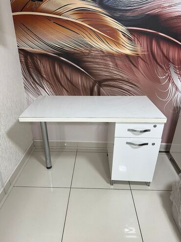 Ofis masaları: Manikur stoli üstünde şüsesi ile 70azn