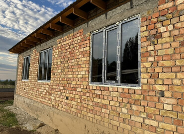 обшивка дома: Кирпичный дом с пластиковыми окнами - Стены из полнотелого кирпича с