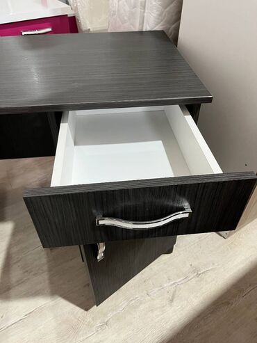 Stolovi: Na prodaju radni stolovi, u dve različite boje Dimenzije crnog radnog — 3