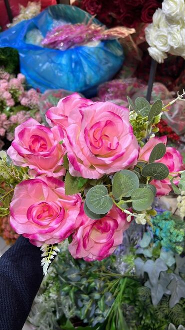 Süni güllər: Məhsul: Süni gül buketləri və kompozisiyalar Təsvir: - Realistik — 14