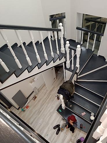 Деревянные лестницы: Деревянная лестница Для дома, Бесплатный замер, Вид дерева: Сосна, Форма лестницы: Много-маршевая, Стиль: Классический — 30