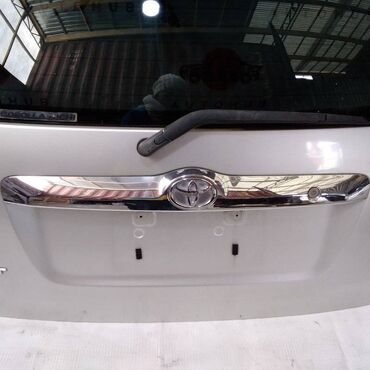 Другие автозапчасти: Накладка крышки багажника Toyota