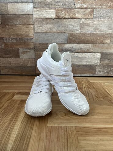 snegarice bele: Adidas, 43