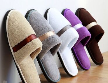 Домашние тапочки: Тапочки унисекс, представленные в различных вариантах: из тисненой — 2