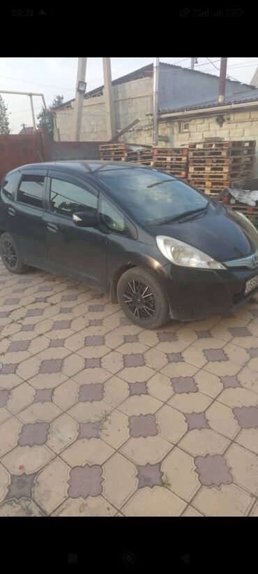 срочно сатам акча керек: Черный хэтчбек Honda Fit Автомобиль оснащен черными многоспицевыми