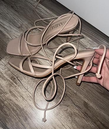Kabluk Heels bağcıqlı topuqlu ayaqqabı bej reng 60 Azn alınıb 1 defe