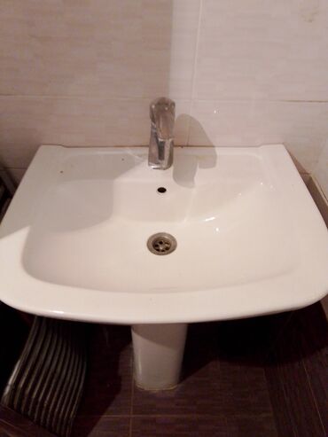 Elektrik malları: Ağ rəngli pedestal tipli hamam lavabosu - Material: seramika -