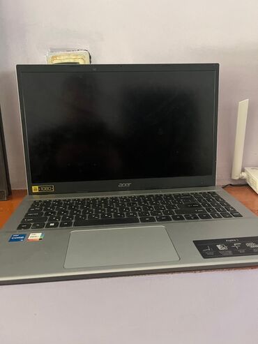 tost coreyi: Gümüşü rəngli Acer Aspire 3 noutbuk, mat qara klaviatura və geniş