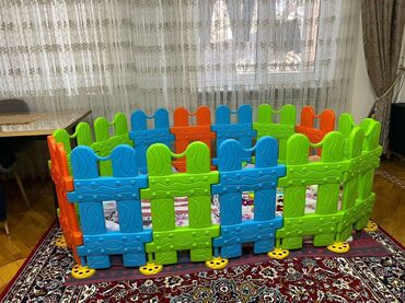 Manejlər: Rəngarəng, plastikdən hazırlanmış uşaq oyun parkı. Məhəccərləri mavi