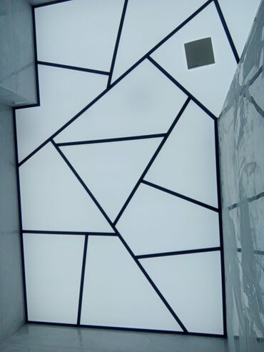 ламбир на потолок: LED işıqlı napryajnoy tavan – “geometrik mozaika” dizaynı -