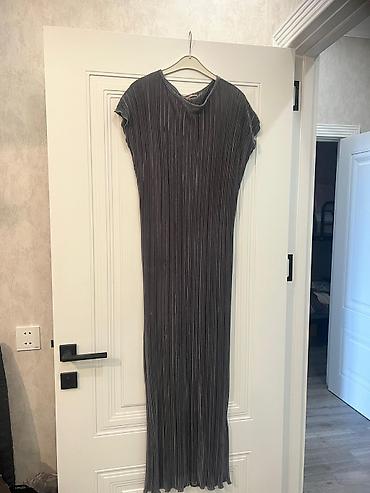 Личные вещи: Qara-boz rəngdə, metalik parıltılı pliseli maxi don. Xüsusiyyətlər: - — 3