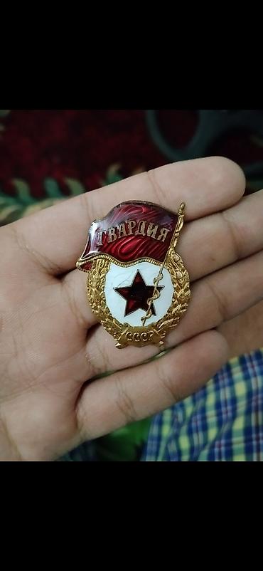 nisan ucun paltarlar: Sovet “Qvardiya” nişanı - Dizayn: Qırmızı emallı bayraq üzərində — 1