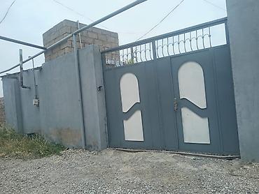 Həyət evi geniş hasarlanmış ərazi ilə təqdim olunur. Giriş hissəsində