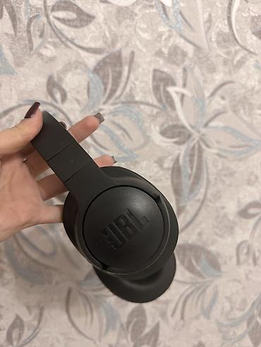 Qulaqcıqlar: JBL simsiz qulaqcıq – over‑ear dizayn, qara rəng. Xüsusiyyətlər: - — 3