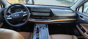 GAC: GAC Aion S — современный электрический седан белого цвета. Зопас хода — 9