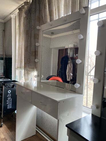 столешница в ванную комнату: Туалетный столик, Б/у, С зеркалом, цвет - Белый