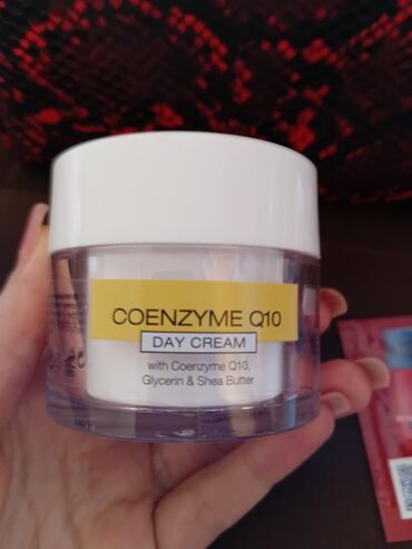 Nega kože: Set za negu lica + neseser Sadržaj: - Velnea Face Care Coenzyme Q10 — 2