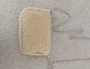 Torbe: Nova moderna Stradivarius torbica 
20 X 14 cm — 5