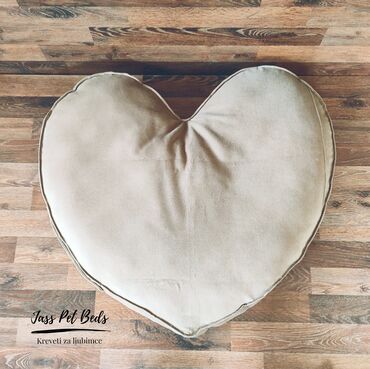 sa skrivenom petom:   - Jastuk u obliku srca za vase ljubimce - Dimenzije 70x65cm