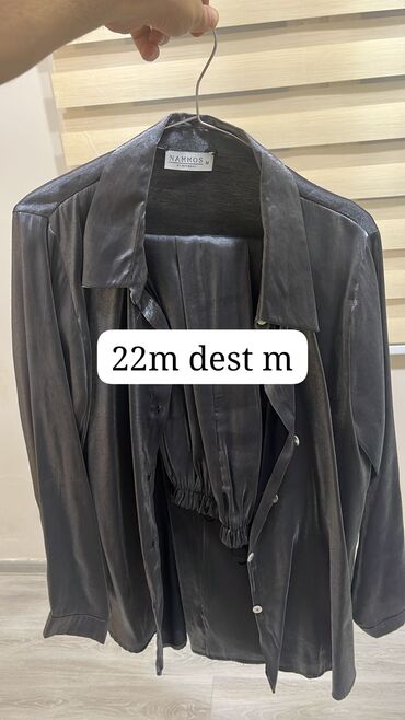 Jiletlər: Məhsullar: - Qara jilket/ceket: zipli ön hissə, yanlarda qapaqlı və — 2