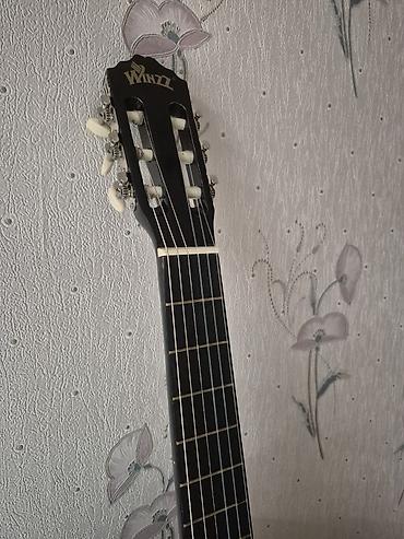 Классические гитары: WINZZ klassik gitara satılır, ölçüsü 4/4, qara rəngdədir. Gitara demək — 4