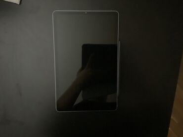 ucuz notebooklar: Göy rəngli, yığcam dizaynlı Samsung planşet. Bu planşet həm ön, həm də