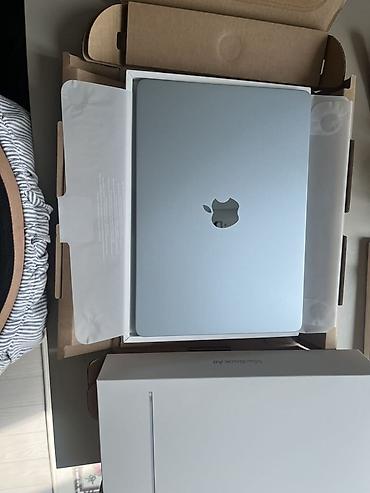 Ноутбуки Apple (MacBook): Apple MacBook Air 15 16/256 (цвет: Starlight/голубой оттенок на фото) — 1
