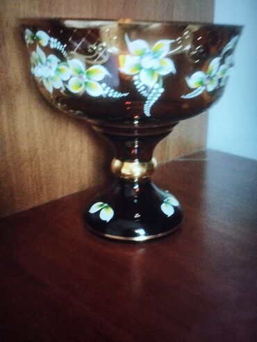 ваза чешская: Ваза из чешского хрусталя(Богемия) коньячного цвета с лепкой.Реальному