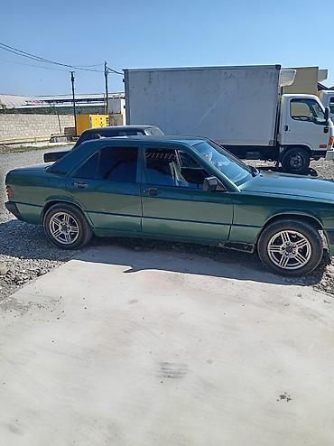 190 ehtiyat: Mercedes-Benz 190 (W201) sedan - Kuzov: 4 qapılı sedan, tünd yaşıl — 1