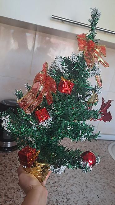 Ev və bağ: Masaüstü Yeni il ağacı – bəzədilmiş, qızılı qabda - Təxmini — 3