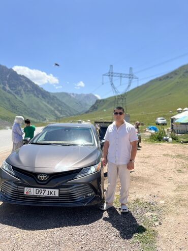 runx alex: Автомобиль Toyota Camry серого цвета. Седан с просторным салоном и