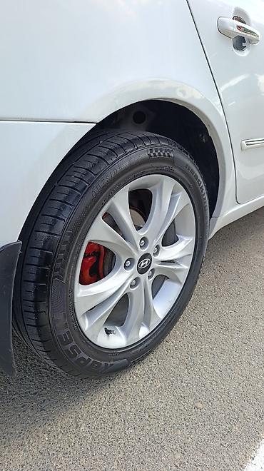 volkswagen tiguan 1: Hyundai Sonata sedan – ağ rəng, 77-NG-917 nömrə nişanı. Geniş və rahat — 5