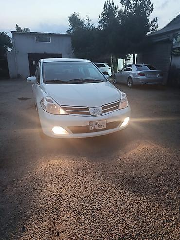 Nissan Tiida: 1.6 l | 2008 il Sedan