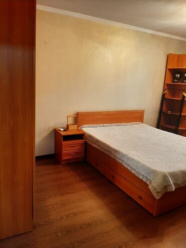 спальный нарнитур: Спальный гарнитур, Двуспальная кровать, Шкаф, Комод, цвет - Бежевый, Б/у