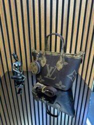 Putni koferi i torbe: Torbe
Cena:4400 din

Veličina:30x20cm
Svaka torba ima serijski broj — 2