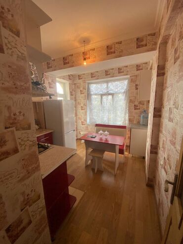 Uzunmüddətli kirayə mənzillər: Gənclik m\s-nın düz yanında 5 mərtəbəli binanın 4-cü mərtəbəsində — 17