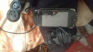 PSP (Sony PlayStation Portable): Продам PsP рабочая комплект зарядка нет одного стика игры отсутствуют
