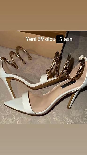Dəstlər, kostyumlar: - Qadın geyim və aksesuarları paketi: - Qara qısa top – uzun şarmlı — 3
