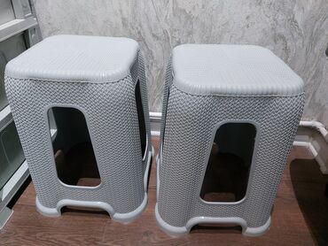 trap hamam: Ağ rəngli iki plastik tabure. Hər biri dördbucaq formalı oturacaq