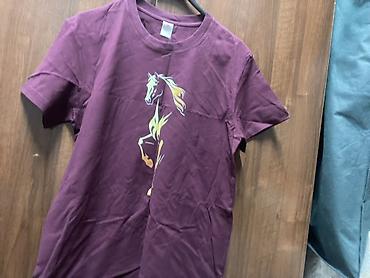 pull bear: Футболка бордового цвета с принтом «конь». - Унисекс, классический — 1